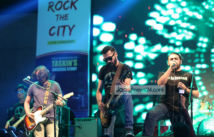 সংগীত পরিবেশনায় মগ্ন আর্বোভাইরাস। ছবি : মাহবুব আলম