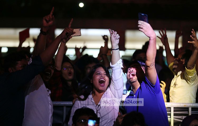 গানের সুরে উন্মাতাল তারুণ্য। ছবি : মাহবুব আলম