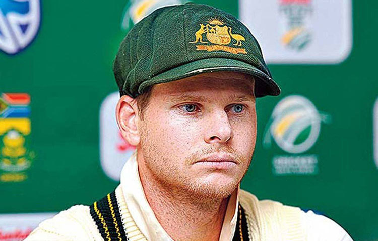 বল বিকৃতির অভিযোগে অস্ট্রেলিয়ার অধিনায়কত্ব থেকে সরে যেতে হল স্টিভ স্মিথকে। তাকে একটি টেস্টের জন্য নির্বাসিত করেছে আইসিসি। জরিমানা হয়েছে ম্যাচ ফি-এর একশো শতাংশ।