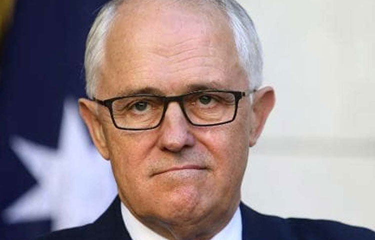 অস্ট্রেলিয়ার প্রধানমন্ত্রী ম্যালকম টার্নবুল ঘটনার নিন্দা করেছেন। বল বিকৃতির ঘটনাটিকে অস্ট্রেলীয় ক্রিকেটের পক্ষে ভয়ঙ্কর বলে মন্তব্য করেছেন তিনি।