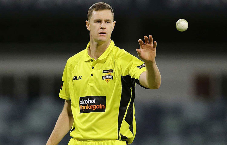 জেসন বেহরেনড্রফ : বিগ ব্যাশে ধারাবাহিক পারফরম্যান্সের জন্য তরুণ এই অজি পেসারকে দলে নেয় মুম্বাই। কিন্তু ভারতে পা রাখার আগেই চোটের জন্য ছিটকে যান তিনি। তার বদলি হিসাবে ম্যাকক্লেনাঘ্যানকে দলে নেয় মুম্বই।