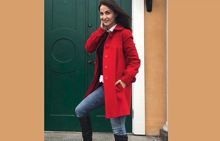 হার্দিক পাণ্ডে-এলি আব্রাম : আইপিএল শুরুর আগে দু’জনকে অনেকবারই এক সঙ্গে দেখা গিয়েছে। হার্দিক পাণ্ডের কাঁধে ভর করেই ঘুরে দাড়ানোর চেষ্টা চালাচ্ছে তার দল মুম্বাই ইন্ডিয়ান্স। এই সময়ে হার্দিকের জন্য লেডি লাকের খুব বেশি প্রয়োজন।