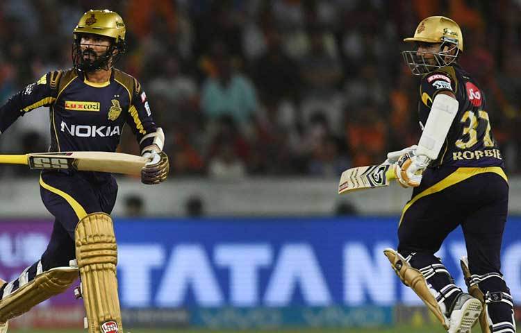 ম্যাচের গুরুত্বপূর্ণ একটা সময়ে রবিন উথাপ্পার রিভার্স সুইপ মেরে রশিদের বলে আউট হওয়াটাও ম্যাচের একটা টার্নিং পয়েন্ট। বিশেষজ্ঞরা বলছেন, ওই সময়ে এমন ঝুঁকি না নেওয়াই উচিত ছিল উথাপ্পার।