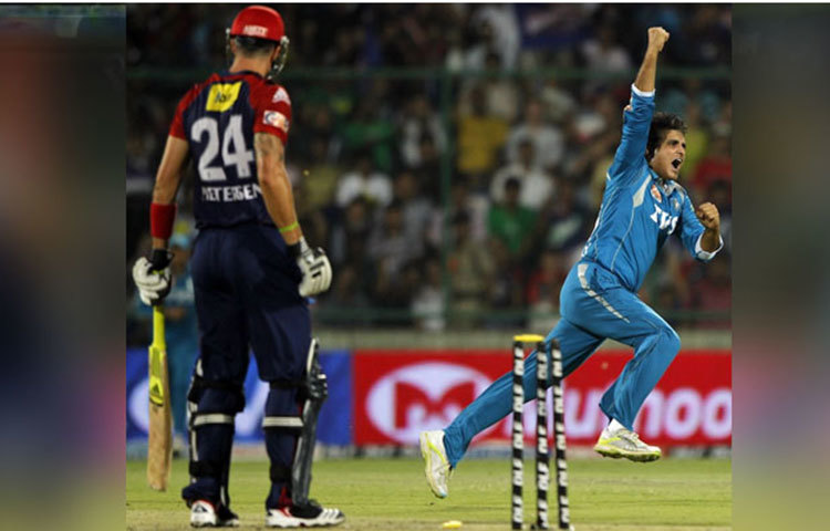 আইপিএলে ‘ট্র্যাজিক হিরো’ সৌরভ গাঙ্গুলি। যে দলের হয়ে তিনি অধিনায়কত্ব করেছেন, নিজের পারফরম্যান্স অসাধারণ হলেও, সেই দল সেভাবে সফলতা পায়নি। ২০১২ সালে দিল্লির সঙ্গে একটি ম্যাচে অধিনায়কত্ব তো বটেই ব্যাটে এবং বলেও অসাধারণ পারফরম্যান্স দেখিয়েছিলেন দাদা।