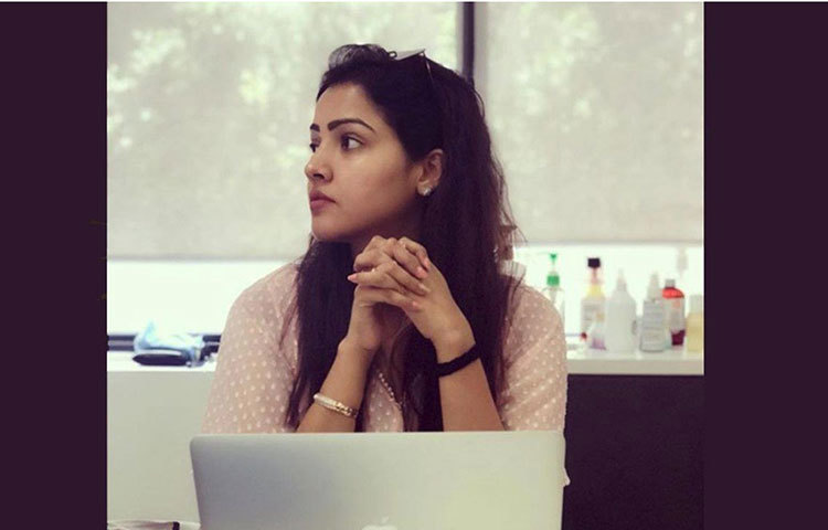 সুরেশ রায়না-প্রিয়াঙ্কা রায়না : স্ত্রী প্রিয়াঙ্কা রায়নার সমর্থন আর শুভকামনায় সুরেশ এবং তার দল চেন্নাই সুপার কিংস আইপিএল ১১ মরশুমে বেশ ভালো খেলছে।