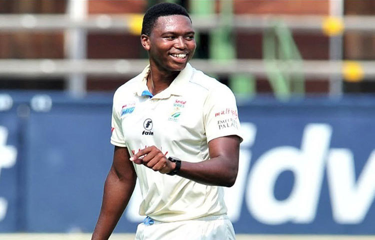 লুঙ্গি এনগিদি : বাবার মৃত্যুতে দেশে ফিরতে বাধ্য হয়েছিলেন। আর ফিরেই দিল্লির বিরুদ্ধে অসাধারণ বল করেন এই পেসার।