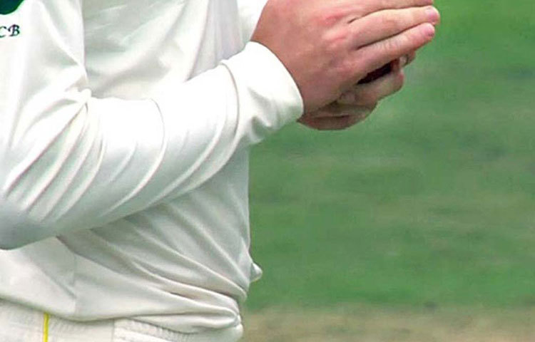 তালুর আড়ালে রেখে সন্দেহজনকভাবে বল ঘষতে দেখা যায় অস্ট্রেলিয়ার ক্যামেরন ব্যানক্রফ্টকে।