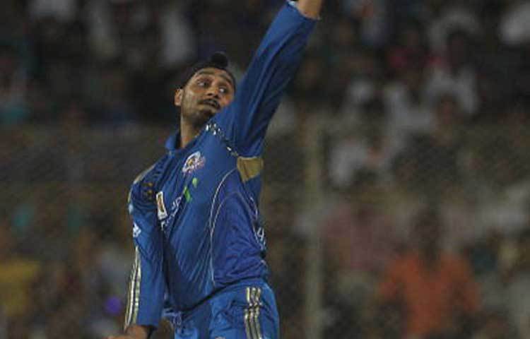 হরভজন সিং : ২০০৮ সালে মুম্বাই ইন্ডিয়ান্সের অধিনায়ক থাকার সময়ই শ্রীশান্তের সঙ্গে বিতর্কে জড়িয়ে পড়েন। সাসপেন্ড হয়ে ছাড়তে হয় অধিনায়কত্ব।