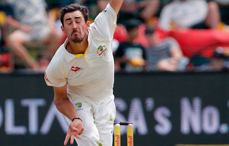 মিচেল স্টার্ক (কলকাতা নাইট রাইডার্স) : নিলামে প্রায় সাড়ে ন’কোটি টাকা খরচ করে বাঁহাতি অজি পেসারকে দলে নেয় কলকাতা নাইট রাইডার্স। কিন্তু জো’বার্গে দক্ষিণ আফ্রিকার বিরুদ্ধে টেস্ট চলাকালীন পায়ে চোট পান স্টার্ক। ছিটকে যান আইপিএল থেকেই। তার জায়গায় দলে আসেন ইংল্যান্ডের অলরাউন্ডার টম কুরান।