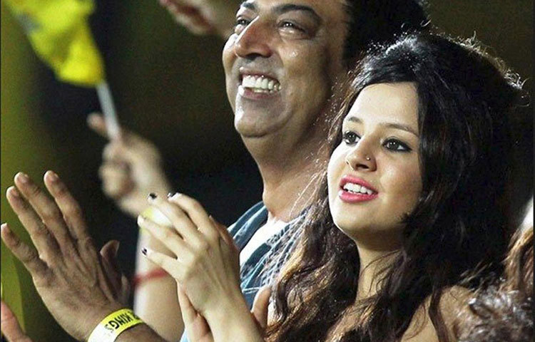 মহেন্দ্র সিং ধোনি-সাক্ষী শর্মা : আইপিএলের চলতি সিজনে চেন্নাই সুপার কিংস-এর অধিনায়ক ধোনি অন্যতম সেরা পারফর্মার। আর প্রায় প্রতিটা ম্যাচেই তার স্ত্রী সাক্ষী উপস্থিত থেকে তাকে এবং তার দলকে খেলায় উৎসাহ দিয়ে গিয়েছেন।