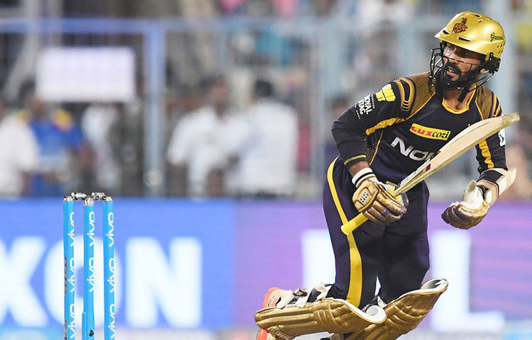 ২৪ রানে ৩ উইকেট হারিয়ে দল যখন ব্যাকফুটে, তখন হাল ধরেন কার্তিক। ৩৮ বলে ৫২ রানের মূল্যবান ইনিংস খেলে যান। তিনি যখন আউট হন, তখন ধাক্কাটা বেশ কিছুটা সামলে উঠেছে নাইট রাইডার্স।