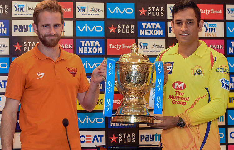 টসে জিতে ফিল্ডিং। ক্রিকেট দুনিয়ায় মহেন্দ্র সিংহ ধোনির ‘ভাগ্য’ নিয়ে অনেক কথা প্রচলিত আছে। নিন্দুকেরা বলেন, তার মতো ভাগ্য নাকি খুব কম ক্রিকেটারেরই আছে। মুম্বইয়ের ওয়াংখেড়ে স্টেডিয়ামে পরে ব্যাট করে, রান তাড়া করার একটা সুখ্যাতি আছে। মেগা ফাইনালে টস জিতে প্রথম কাজটা সেরে ফেলেন মাহি। পরিকল্পনা মতোই হায়দরাবাদকে ব্যাট করতে পাঠান।