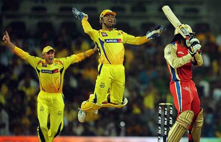 কিন্তু গেইলের উইকেট তুলতে নয়া ট্রিক্স কাজে লাগায় চেন্নাই অধিনায় মিস্টার কুল। প্রথম ওভারই অফ স্পিনার রবিচন্দ্রন আশ্বিনকে পাঠান ধোনি। আর তাতেই বাজিমাত। প্রথম ওভারই শূন্য রানে প্যাভিলিয়নে ফেরেন ক্রিস গেইল।