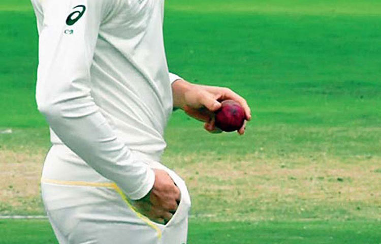 তারপরে ডান পকেটে কিছু একটা ঢুকিয়ে ফেলেন তিনি। যা ধরা পড়ে যায় টিভি ক্যামেরায়।