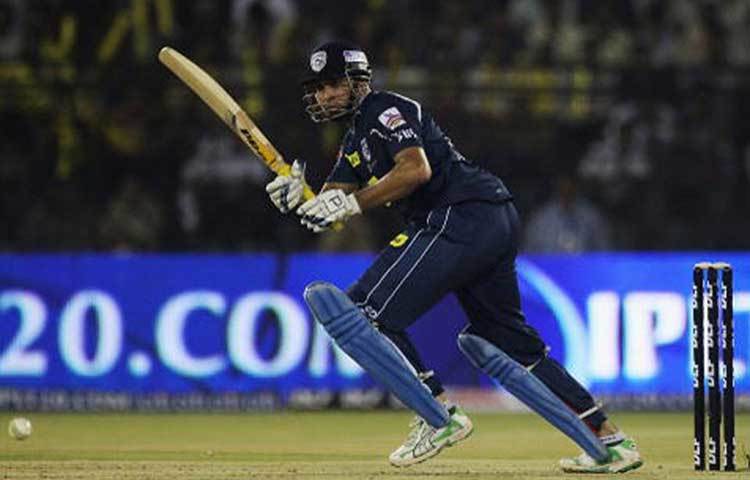 ভিভিএস লক্ষ্মণ : ২০০৮ সালে টুর্নামেন্টের মাঝ পথে ডেকান চার্জার্সের দায়িত্ব থেকে নিজেকে সরিয়ে নেন ভিভিএস লক্ষ্মণ। দায়িত্ব পান অ্যাডাম গিলক্রিস্ট। শোনা গিয়েছিল খারাপ পারফরম্যান্সের জন্য তাঁক সরে যেতে বাধ্য করেছিল ম্যানেজমেন্ট।