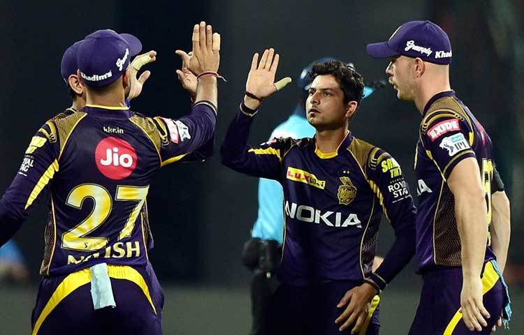 ভালো বোলিং : ইডেনের ব্যাটিং সহায়ক উইকেটে দুর্দান্ত বল করেছে নাইটদের বোলিং ব্রিগেড। এক মিচেল জনসন ছাড়া মাপা লাইন লেংথে বল করে ধোনিদের আটকে রেখেছিলেন নারাইন-মাভিরা।