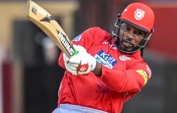 ক্রিস গেইল : ৮ ম্যাচে প্রায় ১৪৮ স্ট্রাইক রেটে করেছেন ৩৩২ রান। টুর্নামেন্টে একটি সেঞ্চুরিও করেছেন। গেইলের ব্যাট চললে কিন্তু দুঃখ আছে বিরাটদের।