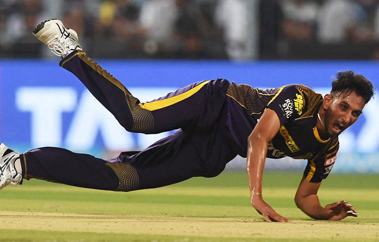 কৃষ্ণ-লীলা : শেষ ওভারে প্রসিদ্ধ কৃষ্ণ যখন বল করতে এলেন, হায়দরাবাদ তখন ১৬৮/৫। ক্রিজে মণীশ পাণ্ডে সাকিব। ওই ওভারে মাত্র ৪ রান দিয়ে ৩ উইকেট নেন কৃষ্ণ। দুর্দান্ত শেষ ওভার নাইটদের ম্যাচে ফিরিয়ে দেয় অনেকটাই।