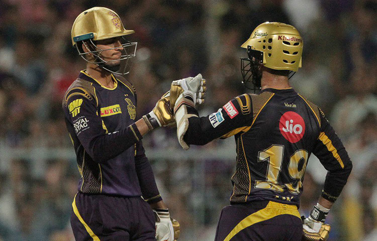 ক্রিস লিন আউট হওয়ার পর ব্যাট করতে আসেন শুভমান। অধিনায়কের সঙ্গে মোটামুটি ছ’ওভারে ৫৫ রানের পার্টনারশিপ গড়ে দলকে আশ্বস্ত করেন তিনি। কার্তিকের সঙ্গে রাজস্থান বোলারদের একেবারে ক্রিকেটীয় শটে পাল্টা মার দেওয়া শুরু করেন গিলই।