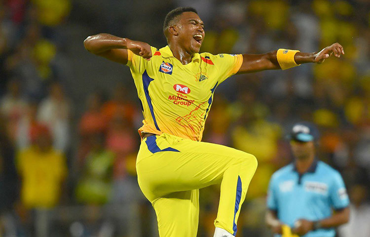 ম্যাচের শুরু থেকেই চমৎকার ছন্দে বল করতে থাকেন চেন্নাইয়ের বোলাররা। ফলে শুরুতে সেভাবে হাত খুলে খেলতে পারেননি হায়দরাবাদের ব্যাটসম্যানরা। বিশেষ করে শিখর ধবনের মতো ফর্মে থাকা ব্যাটসম্যানকে সুন্দরভাবে আটকে রাখেন চেন্নাইয়ের বোলাররা।