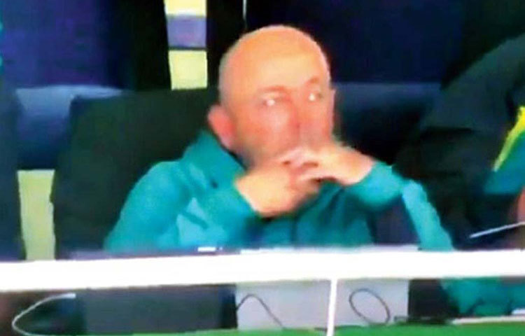 টিভিতে ঘটনা দেখে উদ্বিগ্ন অস্ট্রেলীয় কোচ ড্যারেন লেম্যান।