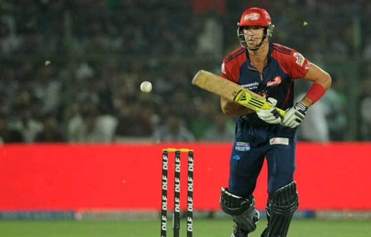 কেভিন পিটারসেন : দেশের হয়ে খেলার জন্য ২০০৯ সালে আরসিবি ছাড়তে বাধ্য হন দলের ক্যাপ্টেন কেভিন পিটারসেন। দায়িত্ব পান অনিল কুম্বলে। সে বার ফাইনালে উঠেছিল বেঙ্গালুরু।