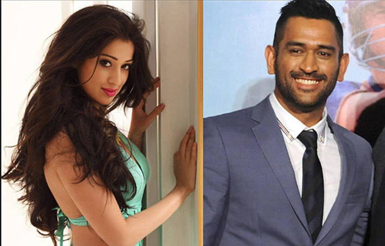 ধোনি-রাই লক্ষী: শোনা গিয়েছে, সাক্ষীর সঙ্গে দেখা হওয়ার আগে দক্ষিণী অভিনেত্রী রাই লক্ষীর সঙ্গে নাকি সম্পর্কে জড়িয়েছিলেন ‘ক্যাপ্টেন কুল’। তবে সেই সম্পর্ক বেশি দিনের ছিল না।