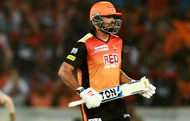 ভঙ্গুর মিডল অর্ডার : উইলিয়ামসন যখন আউট হলেন, হায়দরাবাদ তখন ১২৭, রান রেট প্রায় ১০। সেই অবস্থা থেকে শেষ সাত ওভারে মাত্র ৪৫ রান যোগ করে সানরাইজার্স মিডল অর্ডার। ইউসুফ পাঠান, সাকিবরা একেবারেই রান পাননি।