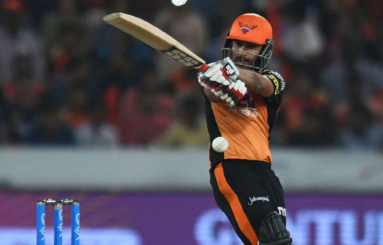 শেষ মুহূর্তে চোটের কারণে বাদ পড়েন ঋদ্ধিমান সাহা। তার বদলে সুযোগ পাওয়া শ্রীবৎস গোস্বামী সুযোগের সদ্ব্যবহার করতে ব্যর্থ। শিখর ধবনের সঙ্গে বোঝাপড়ার ভুলে আউট হয়ে যান শুরুতেই।