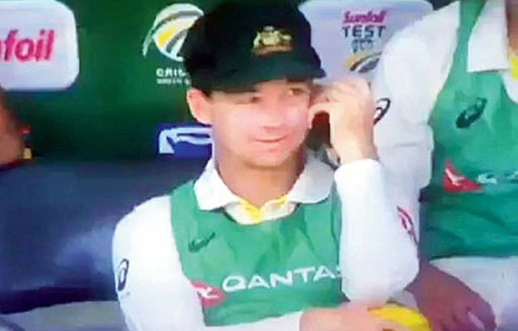 দ্বাদশ ব্যক্তি হ্যান্ডসকম্ব কারও সঙ্গে ওয়াকিটকিতে কথা বলছেন।