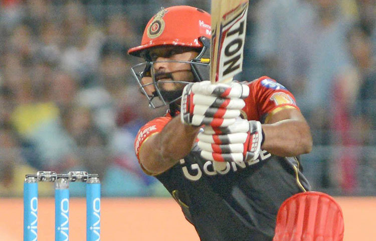 কেদার যাদব : চেন্নাইয়ের প্রথম ম্যাচে আহত অবস্থায় ব্যাট করতে নেমে দলকে জিতিয়ে ফেরেন কেদার। কিন্তু এই ম্যাচের পরই প্রায় ৮ কোটির কেদার ছিটকে যান হ্যামস্ট্রিংয়ে চোটের জন্য। তার বদলে ইংল্যান্ডের অলরাউন্ডার ডেভিড উইলিকে দলে নেয় চেন্নাই।