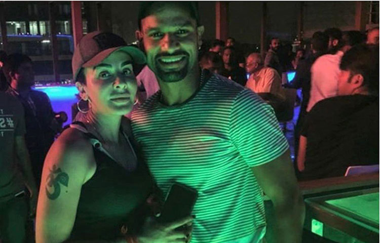 শিখর ধরন-আয়েশা ধবন : আইপিএল ১১ সিজনে সানরাইজার্স হায়দরাবাদের হয়ে খেলছেন তিনি। তার পারফর্ম্যান্সও বেশ ভালই ছিল। চোট পাওয়ার পর ফর্ম কিছুটা পড়তির দিকে। তবে বেশিরভাগ ম্যাচেই গ্যালারিতে উপস্থিত থাকতে দেখা যায় স্ত্রী আয়েশাকে।