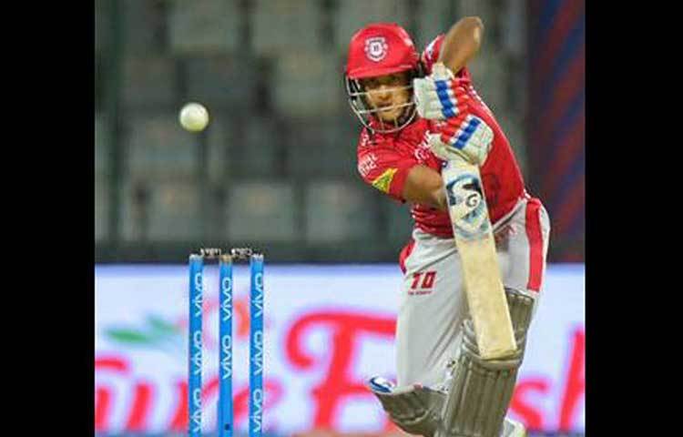 ময়াঙ্ক অারওয়াবাল : একেবারেই রানের মধ্যে নেই ময়াঙ্ক। ১০ ম্যাচে মোট ১১৮ রান করেছেন। তার বদলে আকাশদীপ নাথ খেলতে পারেন। তবে ঘরোয়া ক্রিকেটে দুর্দান্ত ফর্মে ছিলেন ময়াঙ্ক। সেই সুবাদে আজ দলে থাকতে পারেন তিনিই।