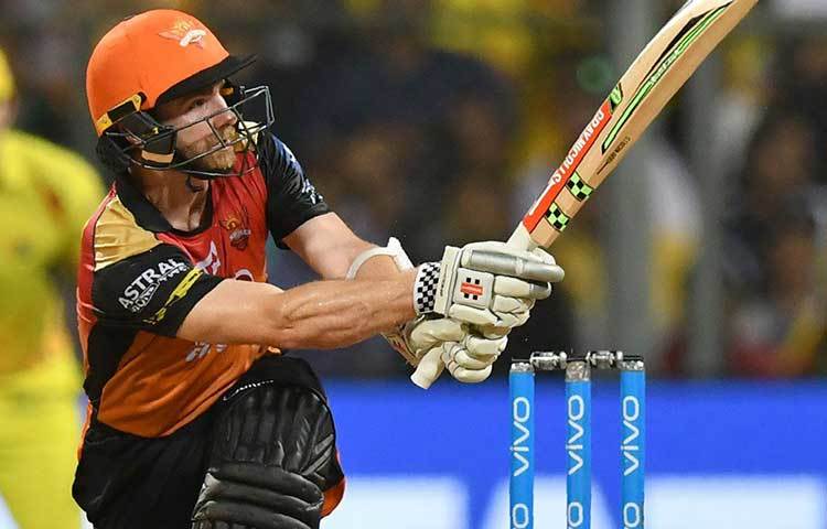 ইনিংসের হাল কিছুটা ধরার চেষ্টা করেন শিখর এবং কেন উইলিয়ামসন। ধবন ২৬ রান করে আউট হন। পরে শাকিব-আল-হাসানের সঙ্গে পার্টনারশিপ গড়ার চেষ্টা করেন কেন উইলিয়ামসন। তবে তা থিতু হয়নি বেশিক্ষণ। উইলিয়ামসন (৪৭) রানে ফিরতেই রান রেট কমে যায় হায়দরাবাদের।