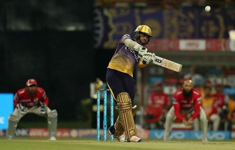 ২০১৭ সালেআইপিএলে রয়্যাল চ্যালেঞ্জার ব্যাঙ্গালুরুর বিরুদ্ধে কেকেআর একটি ম্যাচ আজও স্মরণীয় রয়েছে ক্রিকেট প্রেমীদের কাছে। বিরাটদের ঘরের মাঠে ১৫৮ রানের তাড়া করতে সুনীল নারিনকে ওপেন করতে পাঠায় কেকেআর। সঙ্গে ছিলেন ক্রিস লিন। এই দুই জুটিতে ধূলিসাৎ হয়ে যায় গেইল-বিরাটরা। এই ম্যাচে দ্রুততম হাফসেঞ্চুরি করে তাক লাগিয়ে দেন ‘স্পিনার’ সুনীল নারিন।