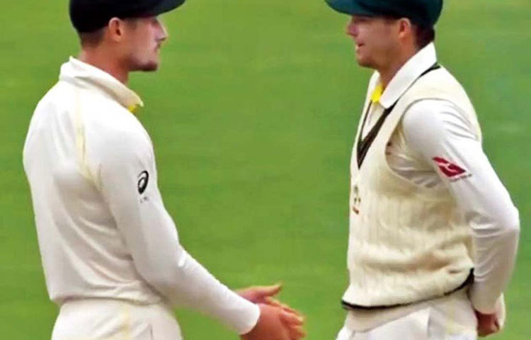 মাঠে ছুটে যান হ্যান্ডসকম্ব। দেখা যায় কিছু একটা বলে এলেন ব্যানক্রফ্টকে।