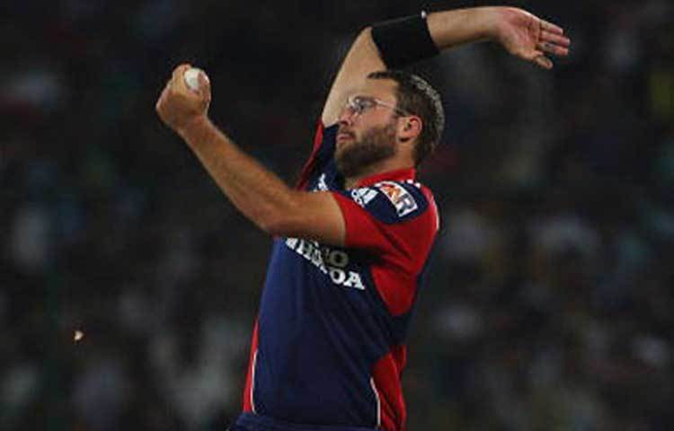 ড্যানিয়েল ভেত্তোরি : ২০১২তে দলের মধ্যে মত বিরোধের কারণে অধিনায়কের পদ ছেড়ে দেন। পরবর্তীতে রয়্যাল চ্যালেঞ্জার্স বেঙ্গালুরুর অধিনায়ক করা হয় বিরাট কোহালিকে। ভেত্তোরি এখন বেঙ্গালুরুর কোচ।