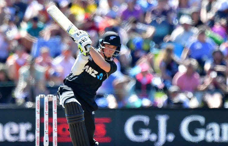 মিচেল স্যান্টনার : কিউয়ি এই তরুণ অলরাউন্ডারকে ৫০ লক্ষ টাকায় দলে নেয় চেন্নাই সুপার কিংস। কিন্তু হাঁটুর চোটের জন্য ন’মাস মাঠের বাইরে চলে যান স্যান্টনার।