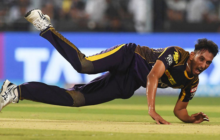 ৪ ওভারে মাত্র ২৮ রান দেন প্রসিদ্ধ কৃষ্ণ। এর মধ্যে ১৬ রান এসেছে বাউন্ডারি থেকে। অর্থাত বাকি ২০ বলে মাত্র ১২ রান দিয়েছেন এই তরুণ সিমার। রাজস্থানের রান আটকে দেওয়ার অন্যতম কারিগর তিনি।