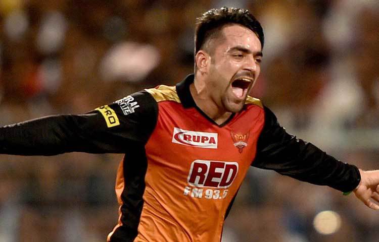 কেকেআরের বিরুদ্ধে একাই ম্যাচ ঘুরিয়ে দিয়েছেন রশিদ খান। ব্যাটিং তো বটেই, বোলিংয়েও বেগ দিয়েছে আন্দ্রে রাসেলদের। তার চার ওভারে ১৯ রান এবং গুরুত্বপূর্ণ দু’টি ক্যাচই নাইটদের হারের অন্যতম কারণ।