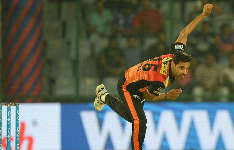 এ দিনের খেলাটা ছিল চেন্নাইয়ের ব্যাটিংয়ের সঙ্গে হায়দরাবাদের বোলিংয়ের। ভুবনেশ্বর কুমার শুরুটাও সে রকমই করেছিলেন। কিন্তু, চেন্নাইয়ের নিখুঁত পরিকল্পনা উইলিয়ামসনদের ক্রমেই ব্যাকফুটে ঠেলে দেয়।