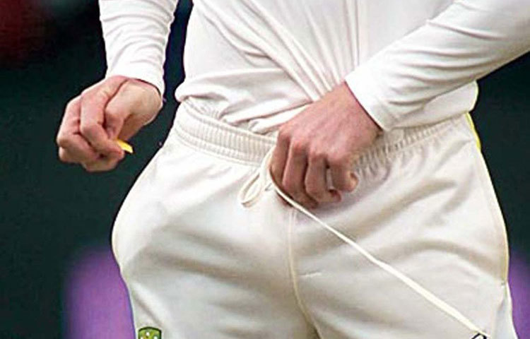 শিরিস কাগজ জাতীয় বস্তু (বৃত্তের মধ্যে) পকেট থেকে বের করেন।