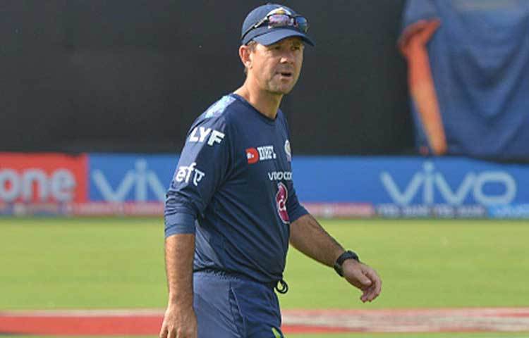 রিকি পন্টিং : ২০১৩ তে মুম্বই ইন্ডিয়ান্সের অধিনায়ক করে হয়েছিল। কিন্তু, খারাপ ফর্মের জন্য দায়িত্ব ছেড়ে দেন। অধিনায়ক করা হয় রোহিত শর্মাকে।