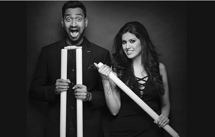 ক্রুনাল পাণ্ডে-পাঙ্খুরি শর্মা: সম্প্রতি ডিসেম্বরে মুম্বইয়ের এক পাঁচতারা হোটেলে দীর্ঘদিনের বান্ধবী পাঙ্খুরি শর্মাকে বিয়ে করেন ক্রুনাল পাণ্ডে। গ্যালারিতে বসে মন দিয়ে খেলা দেখার সময় পাঙ্খুরিও মাঝে মধ্যেই ক্যামেরায় ধরা পড়ছেন।