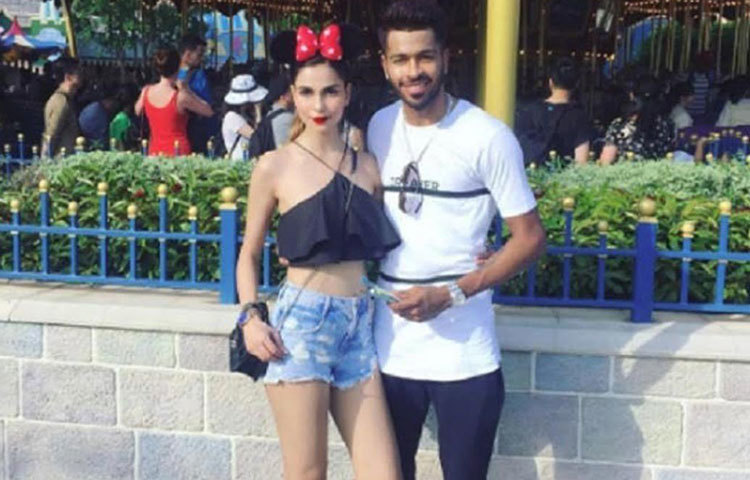 হার্দিক পাণ্ডে-লিসা শর্মা : সোশ্যাল মিডিয়ায় ফলাও করে নিজেদের রিলেশনশিপ স্ট্যাটাস দিয়েছিলেন হার্দিক। শোনা গিয়েছিল, কলকাতার মডেল লিসা শর্মার সঙ্গে নাকি দীর্ঘ এক বছর ধরে ডেট করছেন তিনি। এক সঙ্গে বাইরে ছুটি কাটাতেও গিয়েছেন। কিন্তু পরে জানা যায়, সেই সম্পর্ক থেকে নাকি বেরিয়ে এসেছেন হার্দিক।