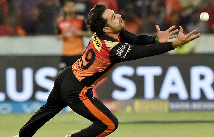 ক্যাচ মিস : নিজের বলে রবিন উথাপ্পার ক্যাচ ফেলেন রশিদ খান। ওই সময়ে রবিন আউট হলে ম্যাচের ফল অন্য কিছু হতেই পারত। সেই রবিনই ৩৪ বলে ৪৫ করে যান।