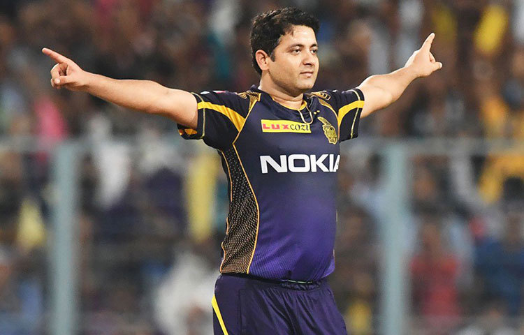 নাইটদের প্রথম ব্রেকথ্রু দেন পীযূষ চাওলা। রাহুল ত্রিপাঠিকে আউট করেন তিনি। পরে ভয়ঙ্কর হয়ে ওঠা সঞ্জু স্যামসনকে আউট করে ম্যাচে ফেরান নাইটদের।