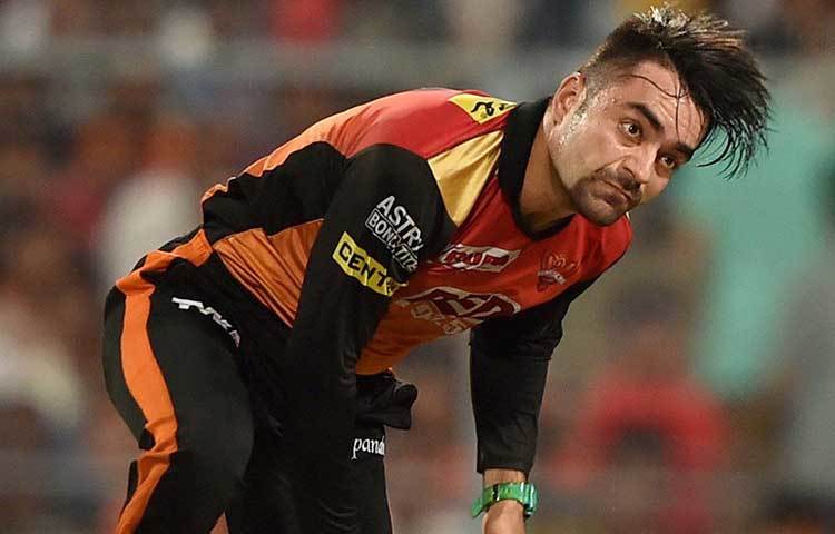 কলকাতা আগের ম্যাচে রশিদ খানকে আক্রমণ করতে গিয়ে ডুবেছিল। ধোনির দল সেখানে রশিদের বিরুদ্ধে ঝুঁকি নেয়নি। সিঙ্গলস নিয়ে হায়দরাবাদের অন্য বোলারদের জন্য অপেক্ষা করেছে। উইলিয়ামসনের দলের সন্দীপ শর্মা, সিদ্ধার্থ কল-সহ বাকি বোলাররা সেই চাপটা রাখতে পারেননি বলেই খেলাটা ওয়াটসনদের কাছে এতটা একপেশে হয়ে গিয়েছিল।