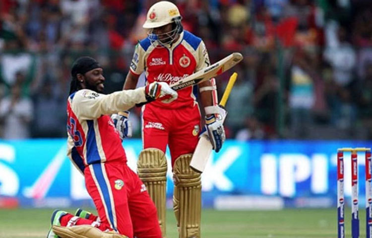 সুযোগ পেয়েই সুদে আসেল পুষিয়ে দেন গেইল। সে বছর ৫৫ বলে ১০২ রানের দুর্দান্ত একটি ইনিংস খেলেন। এছাড়া সেইবার ৬০৮ রান করে সর্বোচ্চ রানের অধিকারিও হন গেইল। আরসিবিকে ফাইনালে তুলতে অগ্রণী ভূমিকা ছিল তারই।