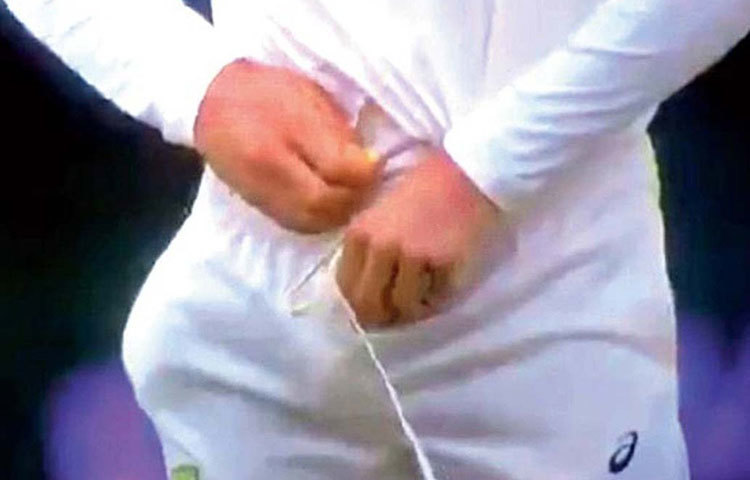 ট্রাউজারের ভিতরে ঢুকিয়ে ফেলেন সেই হলুদ জিনিসটি।